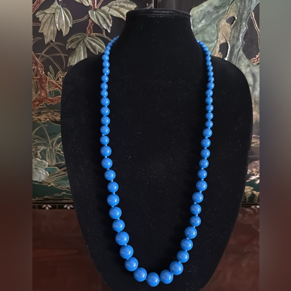 Vintage Blue Beaded Necklace: 1960s Faux Graduated Beads